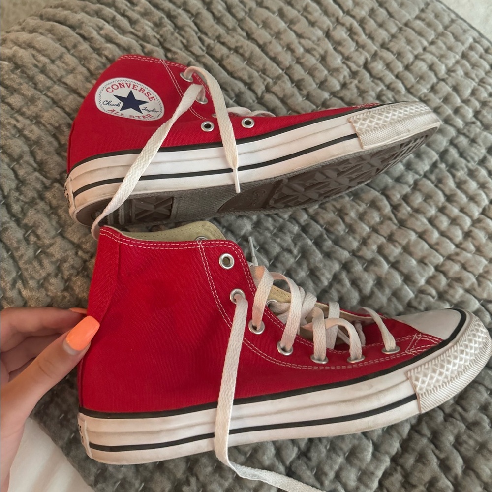 Red converse - Picture 2 of 5